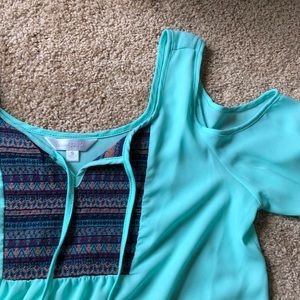 Chiffon shoulder cut out top w/ tribal pattern